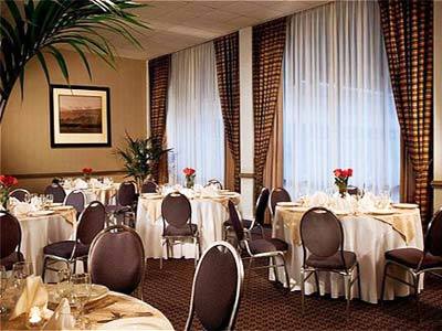 Crowne Plaza Airport By Ihg 4*